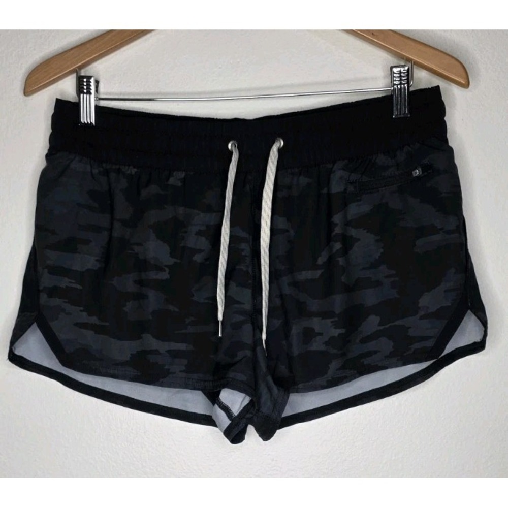 Vuori Clementine Shorts Women L Black Camo Athletic Running Gym Pocket Active